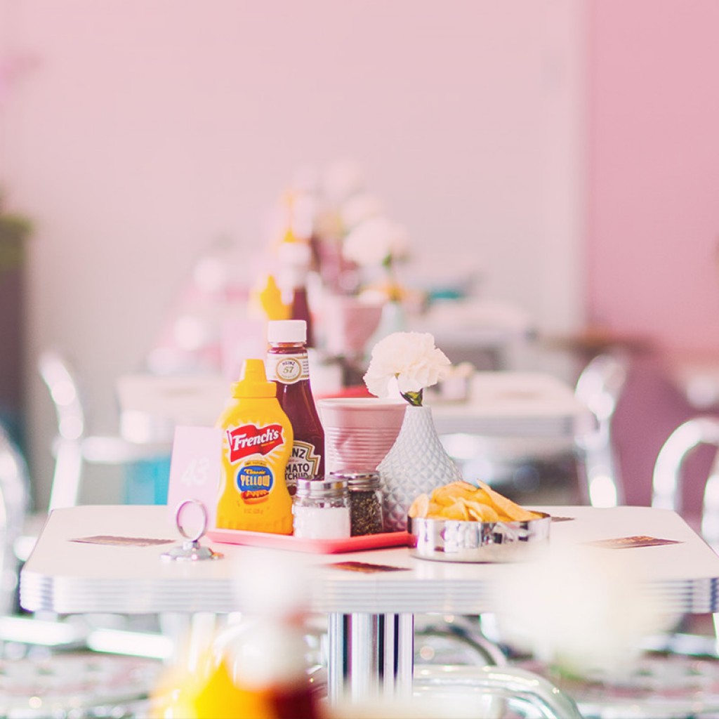 Do you want your road trip to include freshly cooked diner meals and lunch buffets, friendly service, delicious burgers and shakes, meeting opportunities, and rockabilly vibes – all in a pink-glowing diner atmosphere?