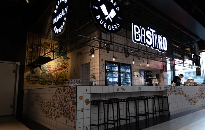 Restaurangmiljö på Bastard Burgers Kungälv med pendelbelysning