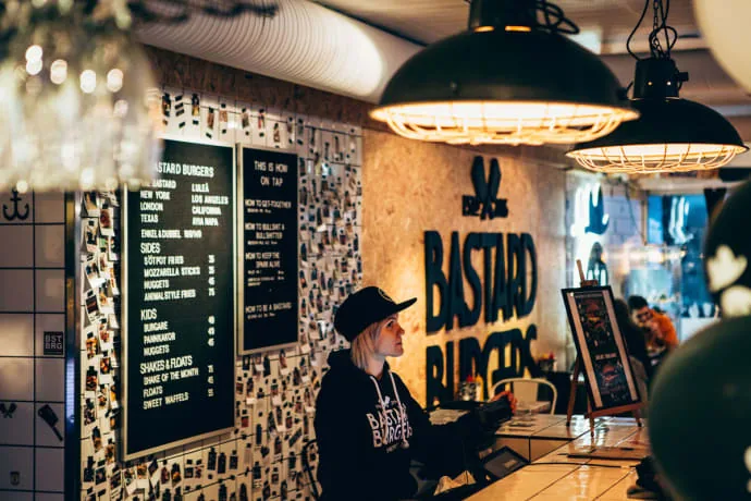 Kassadisk och pendelbelysning i Bastard Burgers restaurang