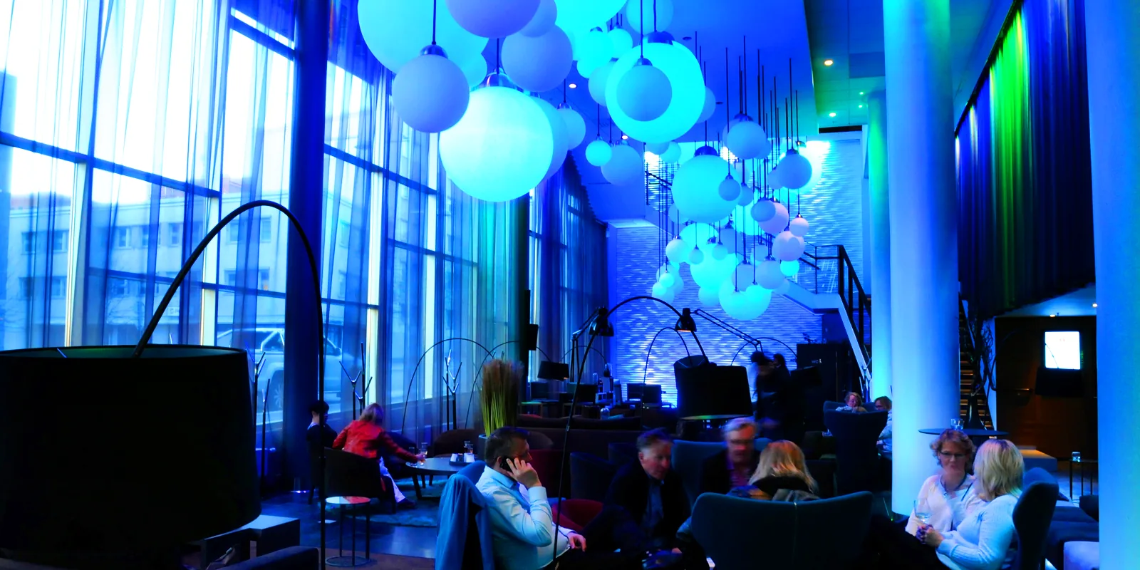 Clarion Sense, upplyst hotellinteriör