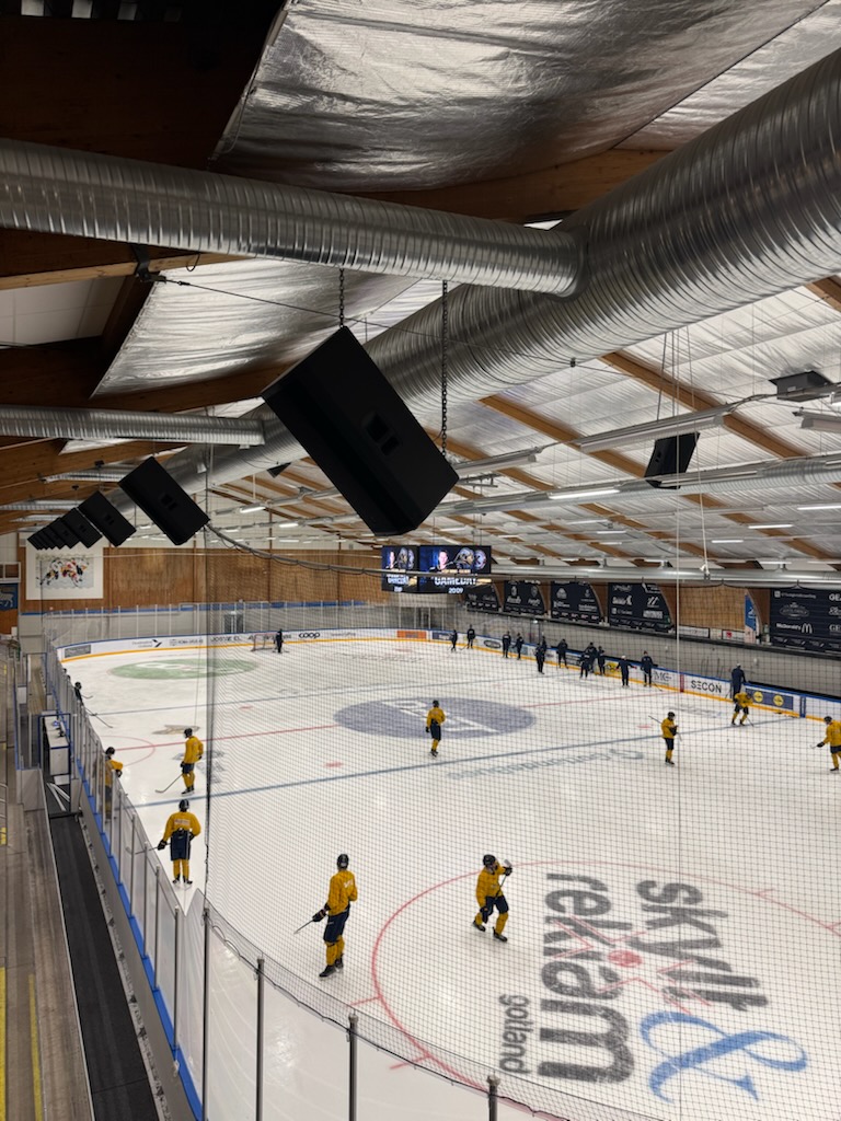 visby-ishall-hogtalare-och-jumbotron Högtalare längs läktaren och jumbotron ovanför isen i Visby ishall