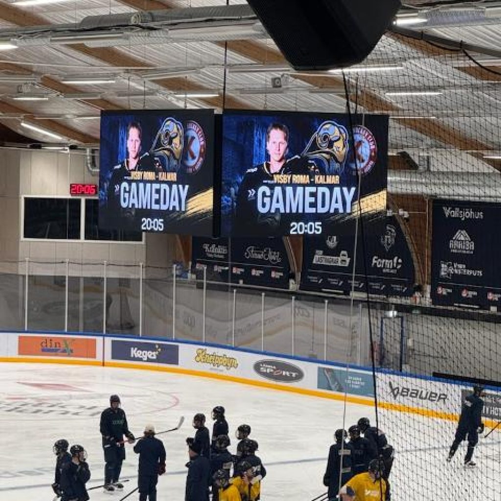 Jumbotron ovanför isen i Visby ishall inför matchen Visby Roma mot Kalmar